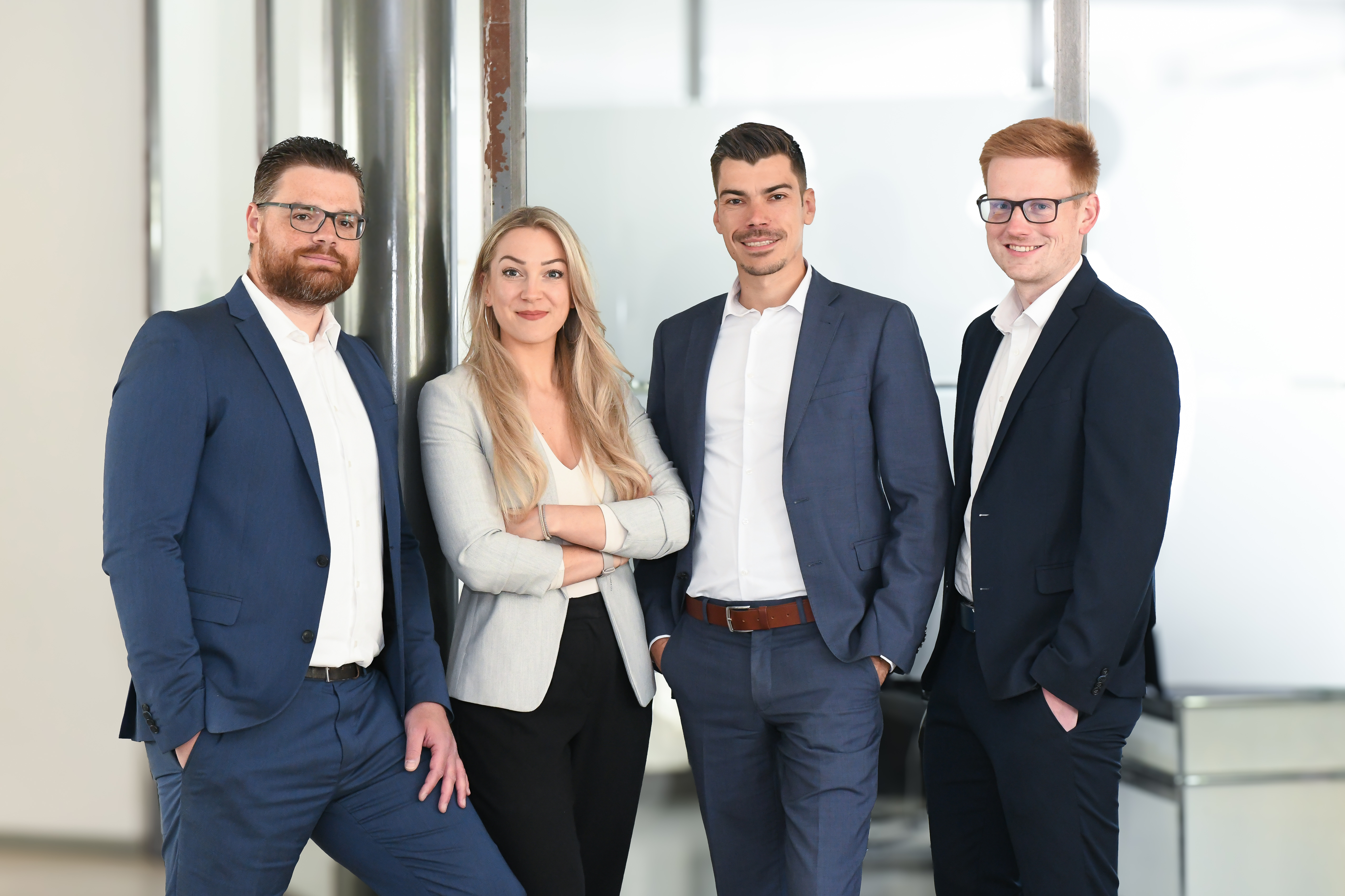 Das Team von Schneider Finanzierungen rund um Geschäftsführer Kevin Budde
