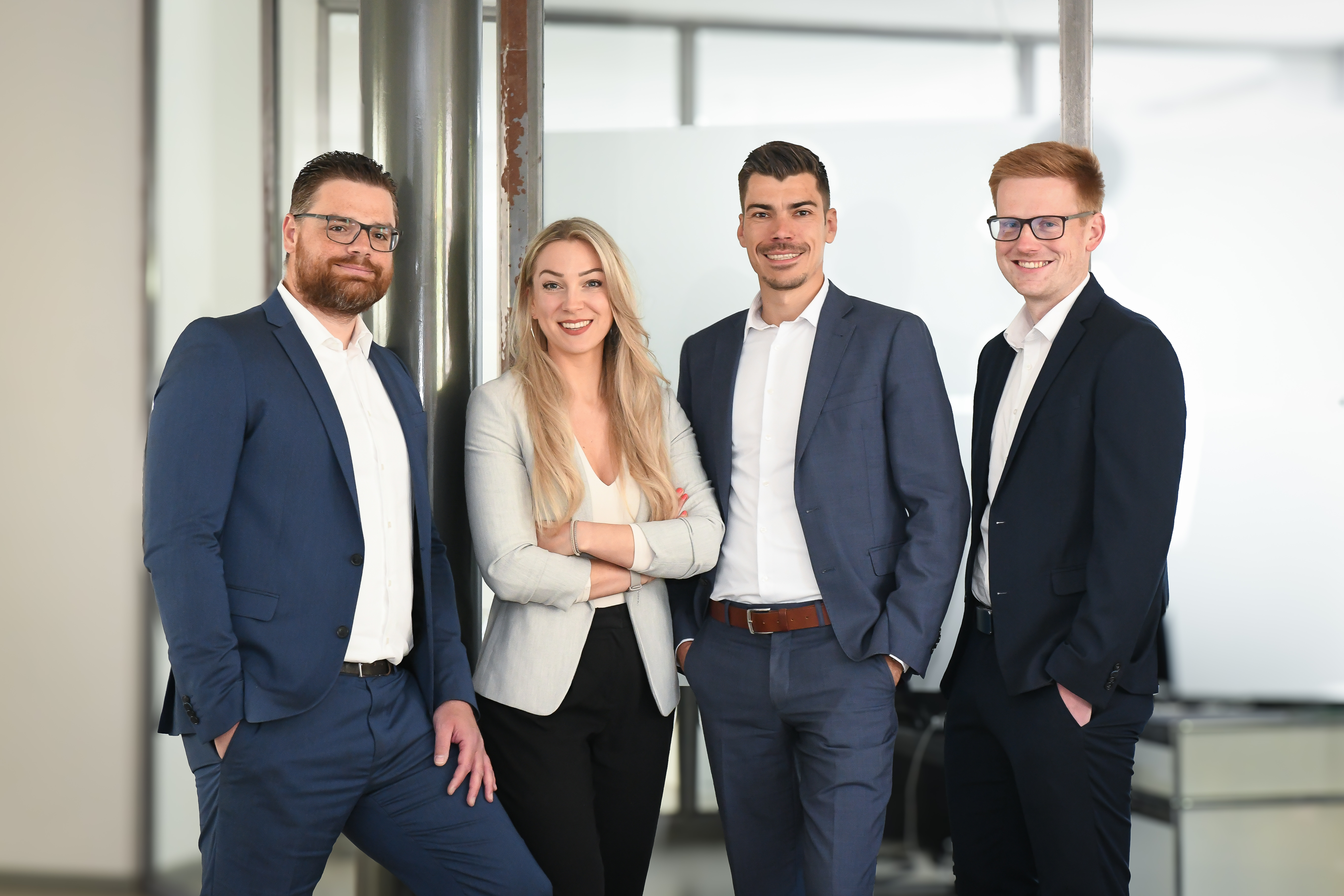 Das Team von Schneider Finanzierungen rund um Geschäftsführer Kevin Budde
