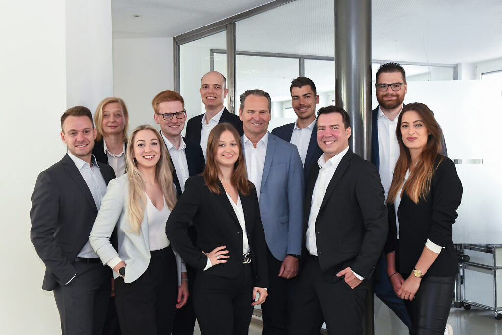 Elf Experten von Schneider Finanzierungen und Schneider Immobilien